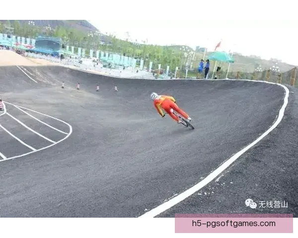 BMX比赛风云：骑手精彩表现赢得掌声雷动